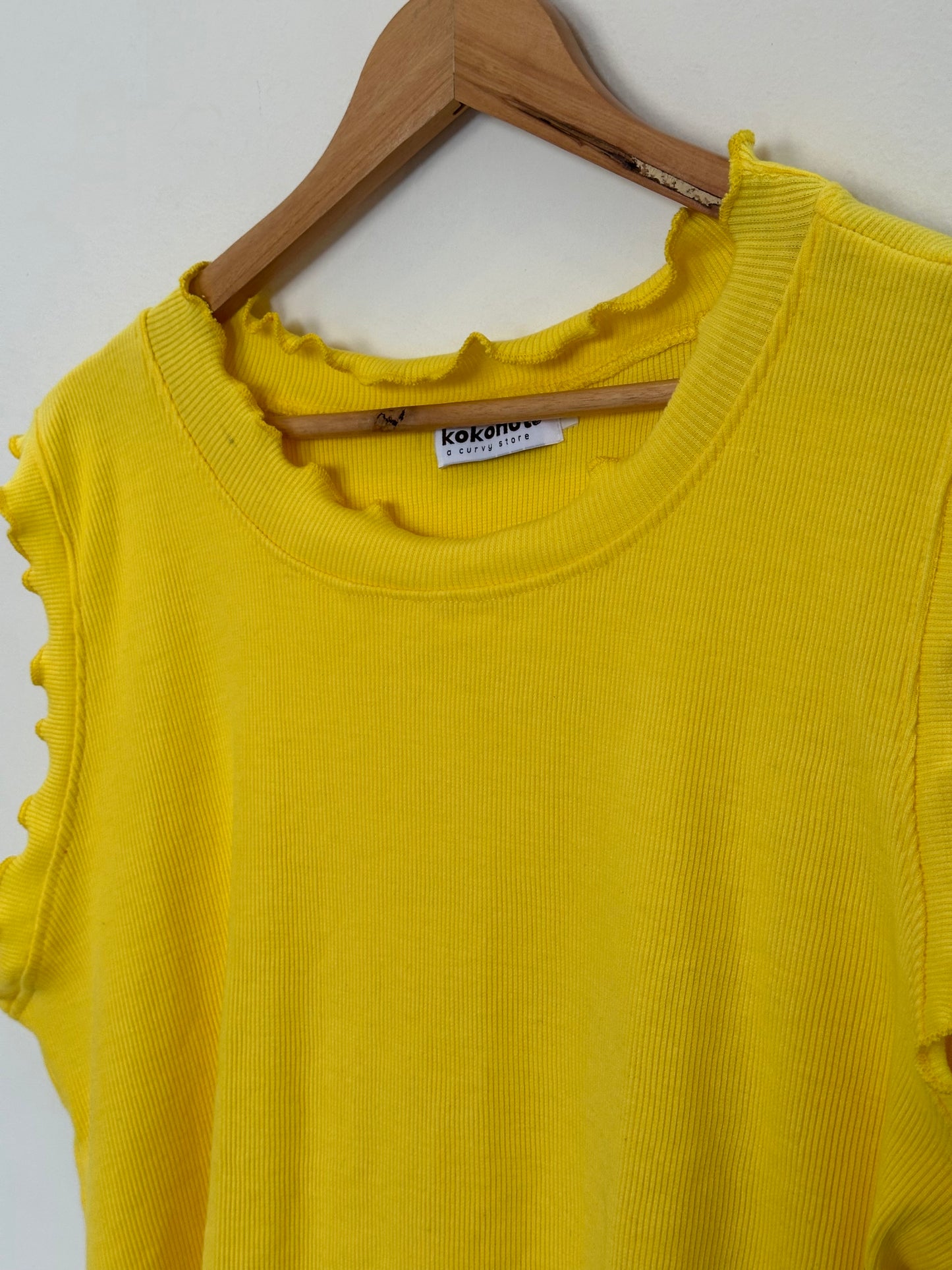 Frilled Sleeveless Ribknit Top